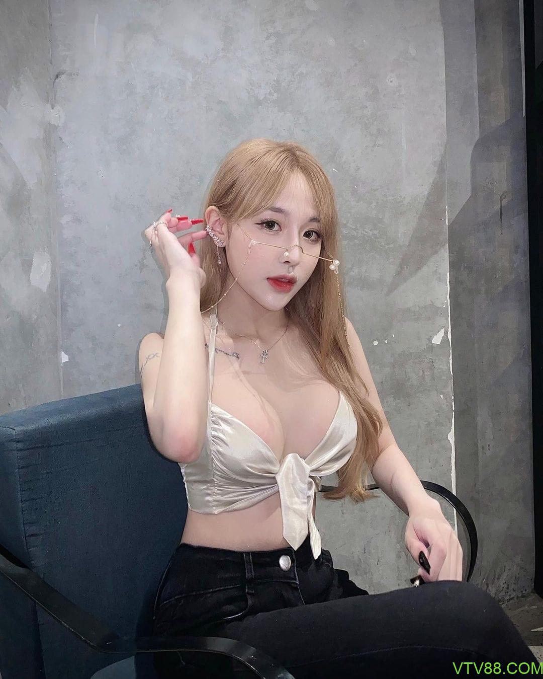 Hot girl Khánh Linh xinh đẹp với phong cách gợi cảm